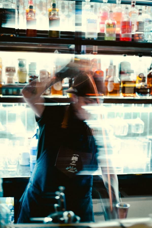 Bar 21 — trabajo detrás de la barra