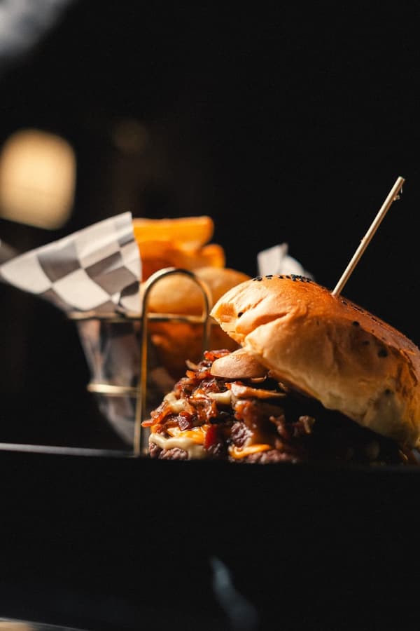 Bar 21 — slider y cóctel